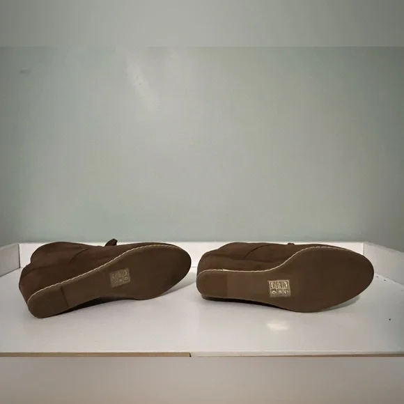 Women’s wedge heeled ankle boots by Dolce Vita Size 7 1/2. NWOT. - Picture 3 of 5